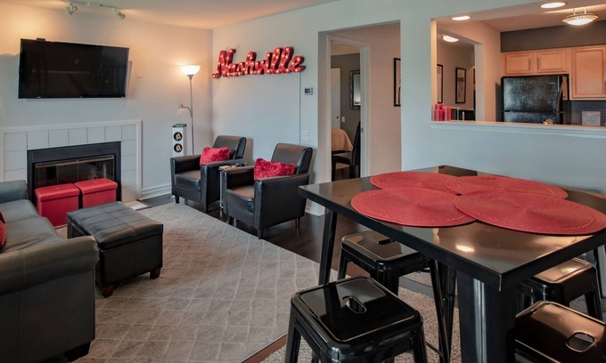 North Capitol Condo | ♥️of DWTN Nashville/On the RIVER/King BDS/2 BA/Safe Walk 2 BROADWAY/POOL