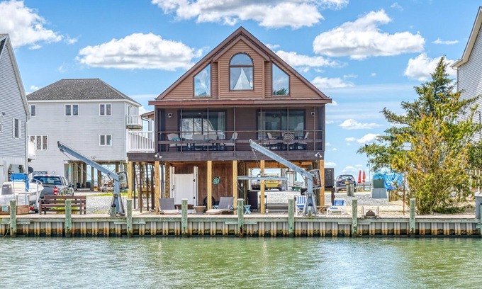 Captain's Cove House | Off Duty - Pet Friendly, Waterfront!
