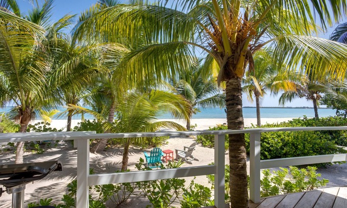 Placencia Cottage | OHANA WATA cabana, BEACHFRONT luxury, privacy, view & space IN the village !