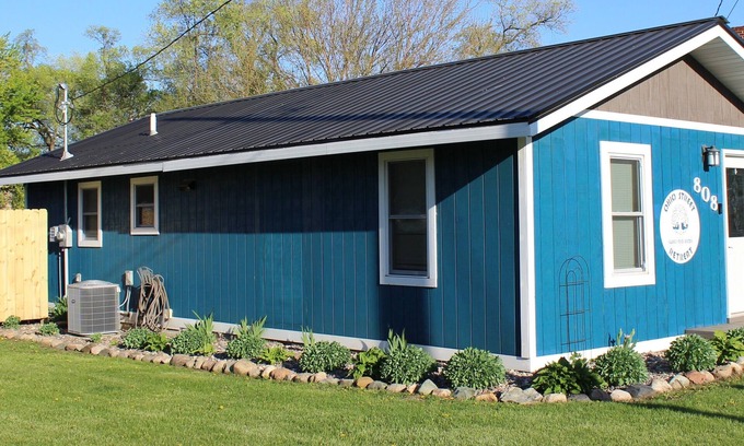 Prairie Du Chien House | Ohio Street Retreat-hot tub, massage chair, pool