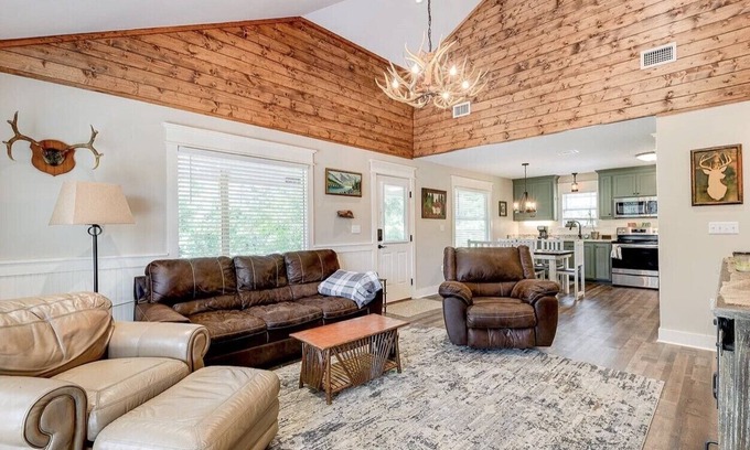 Collins Cabin | Okatoma River Cabin/Convenient Location