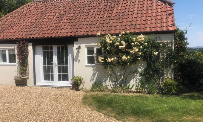 Blandford Forum Cottage | OKE APPLE COTTAGE, pet friendly, with a garden in Okeford Fitzpaine