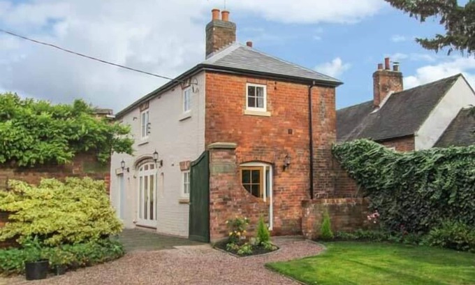 Checkley Cottage | OLD CHURCH COACH HOUSE, family friendly in Church Leigh