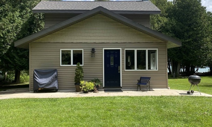 Sturgeon Bay Cabin | Old Fashioned Suite - Cottage on the shores of Lake Michigan