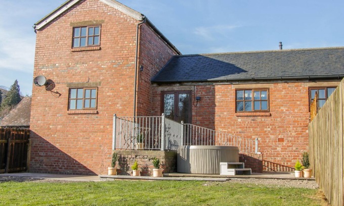 Church Stretton Cottage | OLD HALL BARN 2, pet friendly, with hot tub in Church Stretton