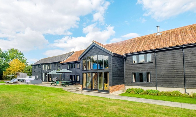 Darsham Cottage | Old Hall Barn - sleeps 14 guests in 7 bedrooms