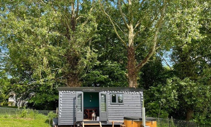 Melton Constable Apartment | Old King William Shepherd Huts and Private Hot Tubs in North Norfolk