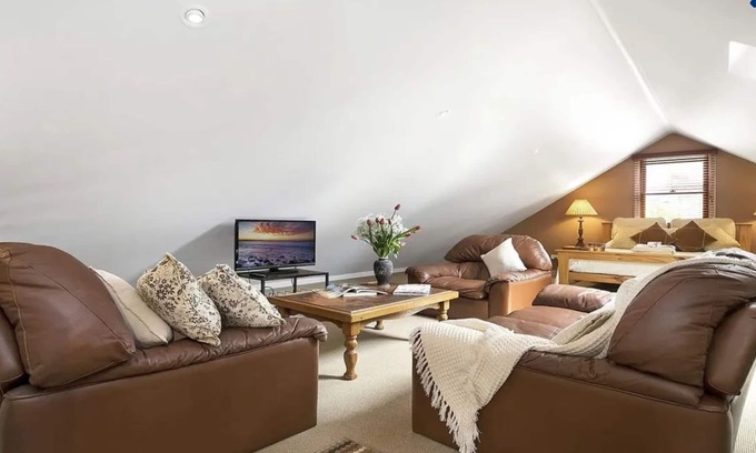 Bowral House | Old Mansfield Loft - gardens, gazebo and getaway