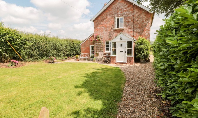 Sturminster Newton Cottage | OLD RECTORY COTTAGE, pet friendly in Sturminster Newton