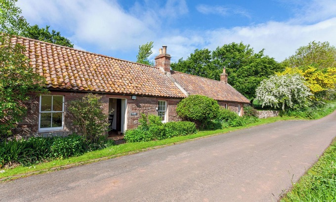 Dunbar Cottage | OLD SMIDDY COTTAGE, pet friendly, with open fire in Haddington