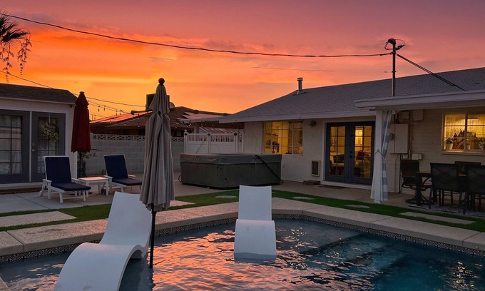 Scottsdale Country Acres House | Old Town Oasis – Heated Pool, Spa, Private Studio, Lawn + Walk to Golf & Lake