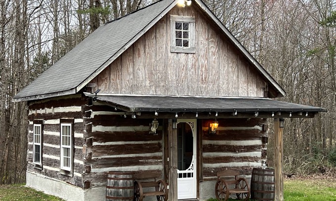 Burlington House | "Old Town Road,"House & Backyard Cozy Cabin (Next to LIon Reserve)