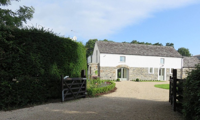 Woodford House | OLD VILLAGE BARN, pet friendly in Woodford, County Galway