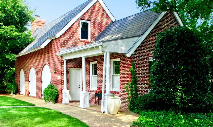 Northwest Villa | Old-World Retreat at 1860s Manor: Luxury Amenities - Tennis Court & Nature Trail