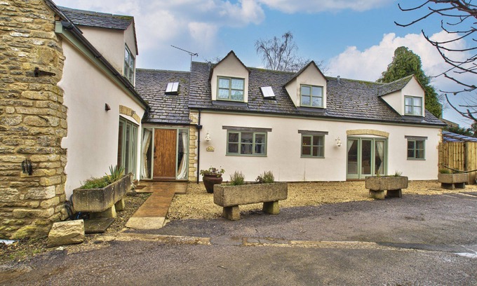 Black Bourton Cottage | Olive Cottage by Group Retreats - sleeps 11 guests in 5 bedrooms