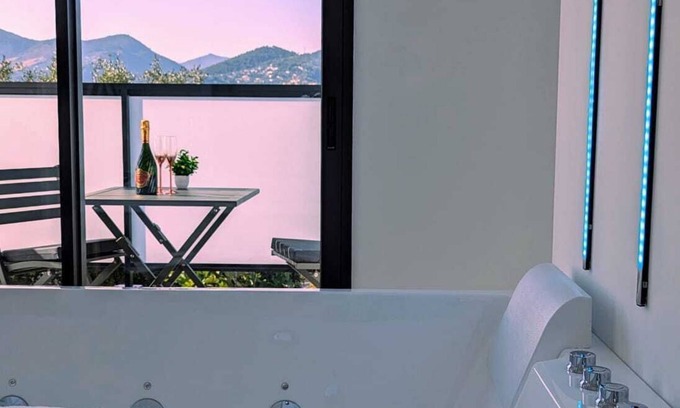 La Trinite Apartment | Olive Grove Retreat Villa Romantic balneotherapy