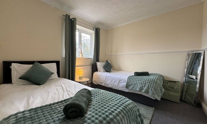 Swindon House | Olive House Long Stay Discounts Sleeps 8 Parking