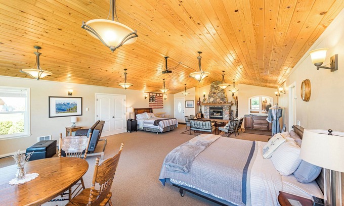 Sequim Cabin | Olympic View room - King, Queen, full kitchen, Hot tub