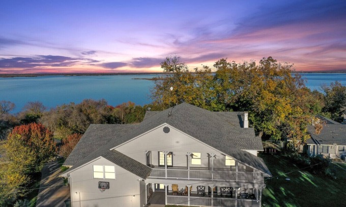 Lake Whitney House | On Lake~Retreats~Brand New Kitchen~Game Room~Pets