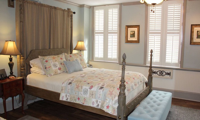Charleston Historic District Apartment | ON MARKET STREET - EXCEPTIONAL LOCATION IN THE HEART OF HISTORIC DOWNTOWN!