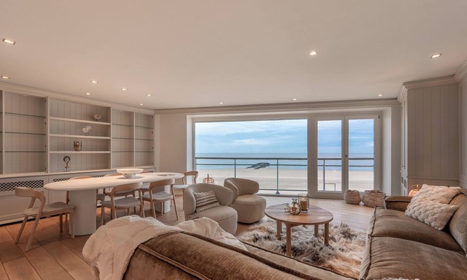 Knokke-Heist Apartment | On seawall located 3 bedroom apartment on 3rd floor