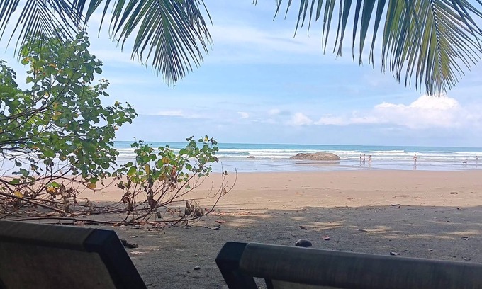 Dominical Cottage | ON THE BEACH! Soaking Tub/Music/Wi-Fi & A/C-Queen Beds