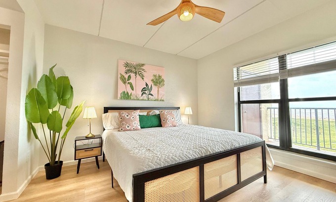 South Padre Island Condo | On the beach - Modern Luxury condo - Ocean & Pool Views