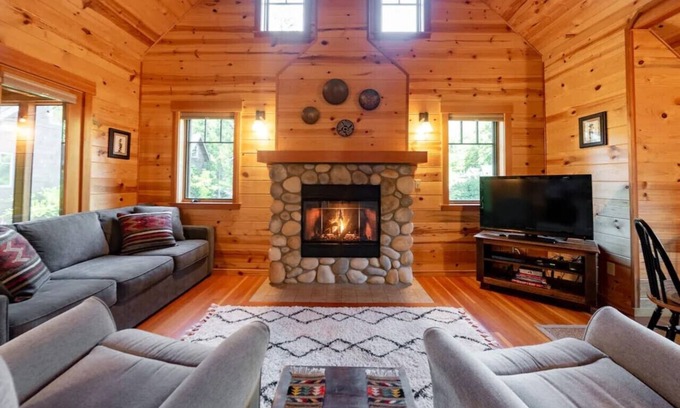 McKenzie Bridge Cabin | On the River Wooded Bliss Cabin near Loloma Lodge