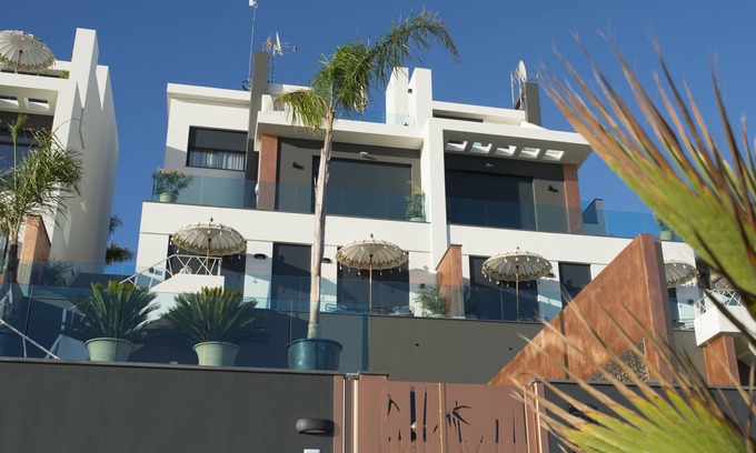 Almonte Villa | ON VILLAGE