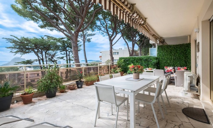 Bastide Giraud Apartment | One-bedroom apartment with sea view, pool, and tennis court