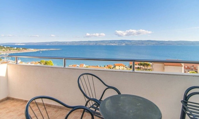 Dugi Rat Apartment | One bedroom apartment with terrace and sea view Mali Rat, Omiš (A-7482-a)