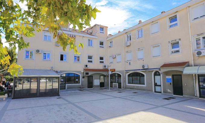 Dugi Rat Apartment | One bedroom apartment with air-conditioning Dugi Rat, Omiš (A-15516-a)