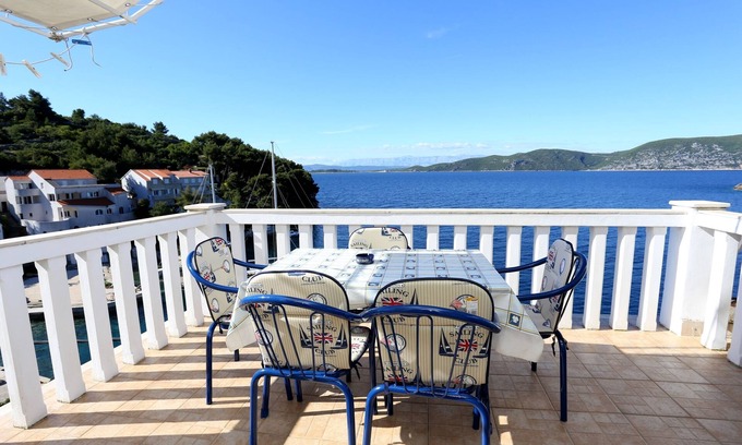 Racisce Apartment | One bedroom apartment near beach Račišće, Korčula (A-4360-b)