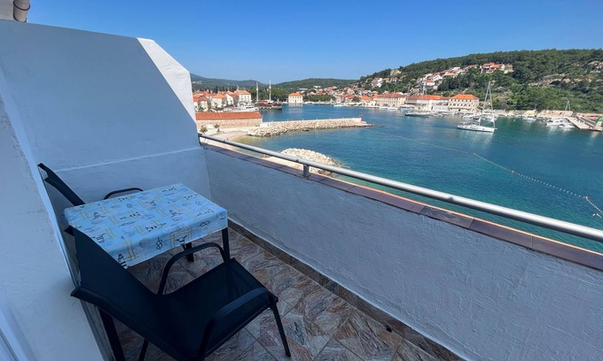 Island Hvar Apartment | One bedroom apartment near beach Jelsa, Hvar (A-22256-c)