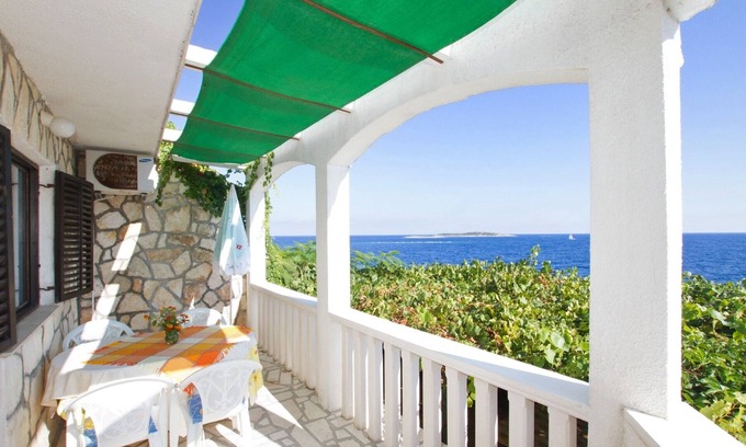 Milna Apartment | One bedroom apartment near beach Milna, Vis (A-2461-b)