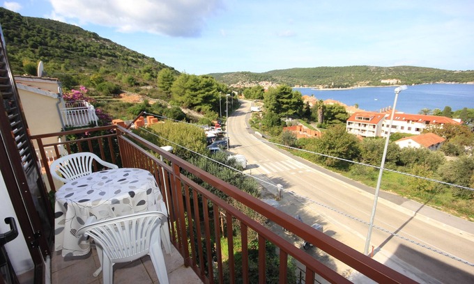 Vis Apartment | One bedroom apartment with balcony and sea view Vis (A-8448-b)