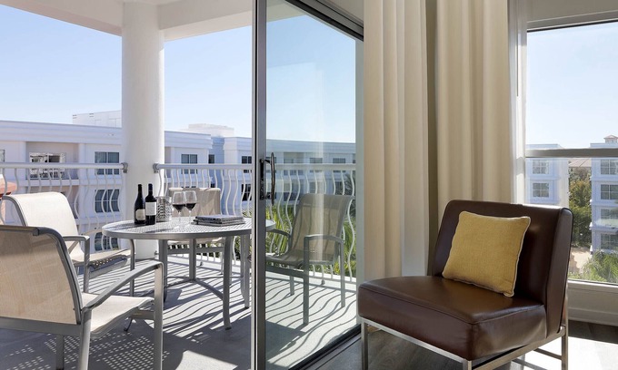Celebration Apartment | One Bedroom Corner Suite with Terrace near Theme Parks