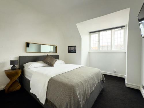 Sutton Apartment | One-Bedroom flat in Cheam Village