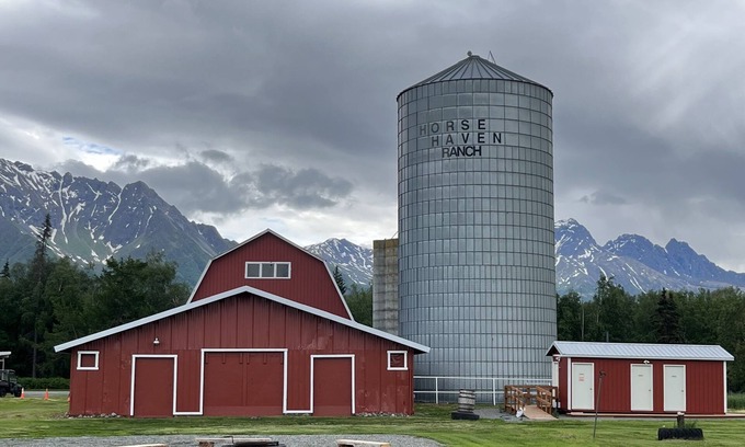 Butte Other | One bedroom getaway w/hot tub and pool access - A hidden gem in Palmer, Alaska