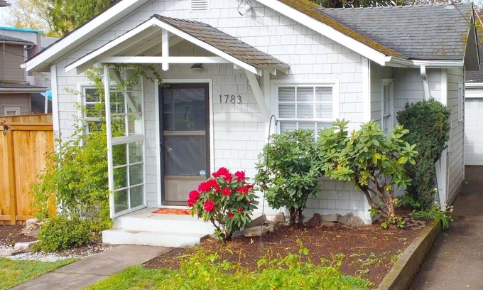South Central House | One Bedroom House in Desirable Bush Park location