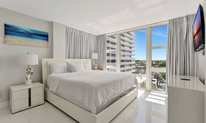 Galt Mile Apartment | One-Bedroom Suite Ocean Property