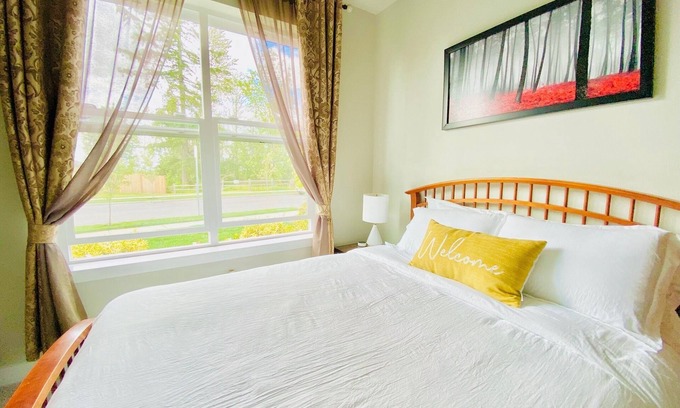 Everett Cabin | One bedroom with private bath in a quite neighborhood/shared home with owners.