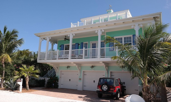Juno Beach House | One Love Cottage - "Your very own private resort in beautiful Juno Beach"