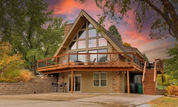 Ankeny House | One-of-a-kind home in Ankeny on 1.8 acres with a pond. You will truly feel like you are on a resort but will be able to have this piece of paradise all for yourself.