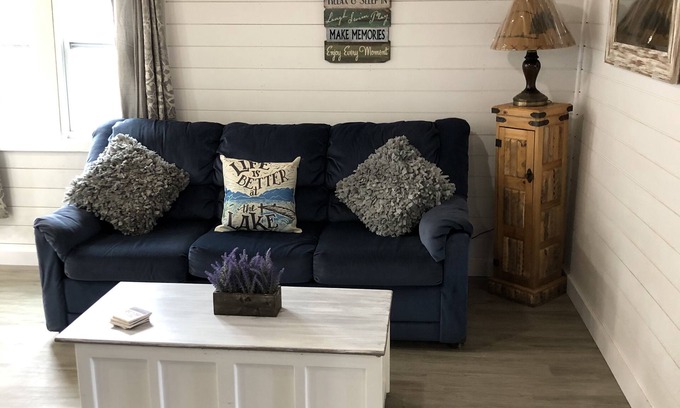 Houghton Lake Cabin | Only 200 feet from Lake. Fire Pit,Kayaks & Bikes included! Longer Stay Discounts