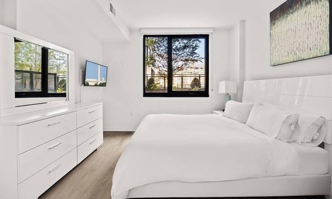 NoMa Hotel | Onsite Grill & Sun deck | nr Metro Red Line & Union Station