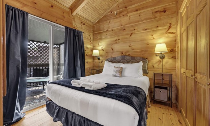 Gilbert Cabin | Opacare Getaway 0.4m to Marina