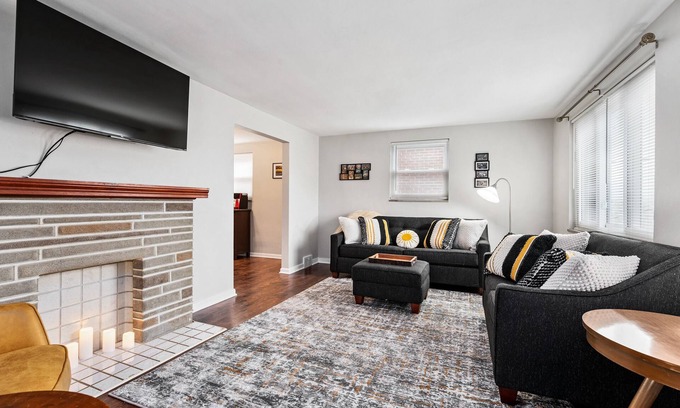 Brookline House | Open Floor Spacious Home⭐️15min from Downtown🚗Private Garage🫃Kids Friendly