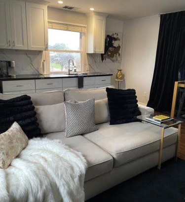 Lincoln Acres Apartment | Opulence & Cozy Comfort