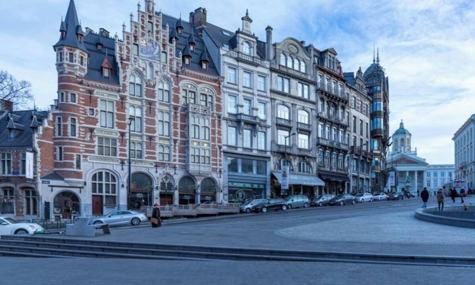 Ilot Sacre Apartment | Opulent Oasis: 2BR Luxury Apartment near Grand Place